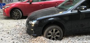 Кола пропадна в изкоп в центъра на София (ВИДЕО+СНИМКИ)