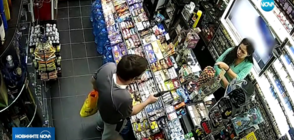 Продавачка обезвреди крадец, въоръжен с пистолет (ВИДЕО)