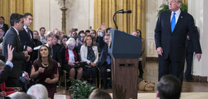 Белият дом се опита да вземе микрофона на репортер заради въпроси