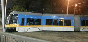 Трамвай излезе от релсите и се удари в стълб в София (СНИМКИ)