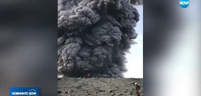 Туристи на метри от кратера на изригващ вулкан (ВИДЕО)