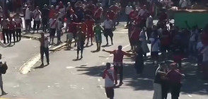Отложиха големия мач в Буенос Айрес, хиляди се биха с полицията (ВИДЕО)