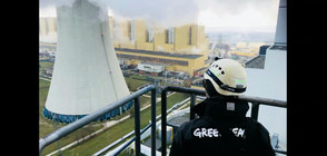 Активисти на "Грийнпийс” изкачиха 180-метров комин в Полша (ВИДЕО)