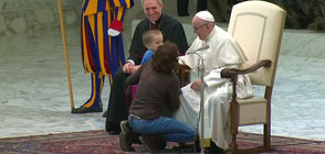 Малко момче успя да разсмее папа Франциск (ВИДЕО)