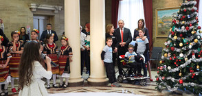 Румен Радев и децата на „Българската Коледа” украсиха елхата в президентството (ВИДЕО+СНИМКИ)