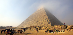Мъж и жена се снимаха голи на Хеопсовата пирамида