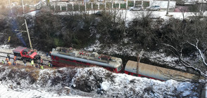 Локомотив на пътнически влак дерайлира в Искърското дефиле (ВИДЕО+СНИМКИ)