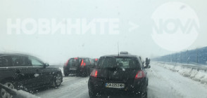 ЗИМНО БЕДСТВИЕ: Сняг и виелици блокираха половин България (ОБЗОР)