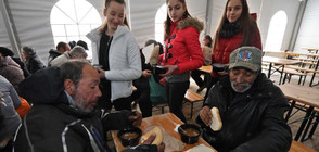 Златните ни момичета раздадоха топла супа на хора в нужда (ВИДЕО+СНИМКИ)
