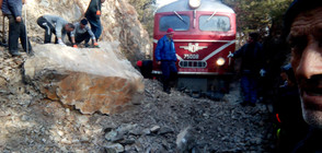 Пътнически влак дерайлира заради паднала скала на релсите (ВИДЕО+СНИМКИ)