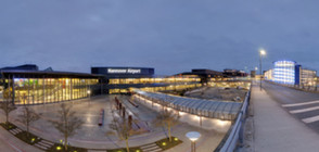 Кола се вряза във вход на летището в Хановер и излезе на пистата (СНИМКА+ВИДЕО)