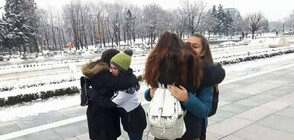 Ученици ще раздават прегръдки на софиянци (СНИМКИ)