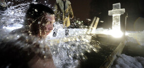 ПРИ МИНУС 40°C: Вярващи се топят в ледени води в Русия (ВИДЕО+СНИМКИ)