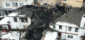 Пожар изпепели три старинни къщи в Габрово (ВИДЕО+СНИМКИ)