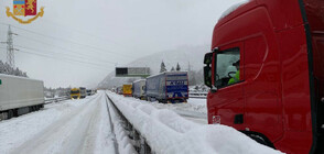 Снегът блокира магистрала в Италия (СНИМКИ)