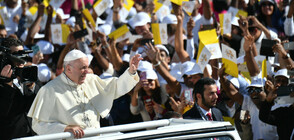 Момиченце се изплъзна на охраната и стигна до папата (ВИДЕО+СНИМКИ)