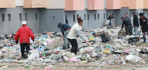 Отново планини от боклуци пред блок "Кармен" в Казанлък