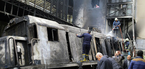 Влак избухна в пламъци в Кайро, има жертви