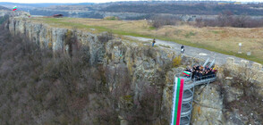 12-метров трибагреник се развя от крепостта Овеч в Провадия