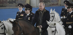 В навечерието на 8-ми март: Путин язди с жени - полицаи (СНИМКИ+ВИДЕО)