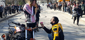 Предложение за брак на откриването на мотосезона (СНИМКИ)