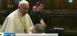 Папата обясни защо не е давал хората да целуват пръстена му