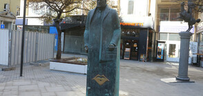 Паметник на Борисов се появи в центъра на София в Деня на шегата (ВИДЕО+СНИМКИ)