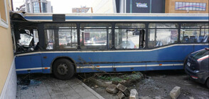 Автобус се блъсна в къща във Варна, има ранени (ВИДЕО+СНИМКИ)