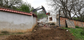 Събарят незаконни постройки в Стара Загора (ВИДЕО+СНИМКИ)
