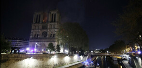 Пожарната в Париж: Oсновната сграда на "Нотр Дам" e спасена