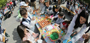 ДОБРИ КАУЗИ: Деца подариха яйца на социално слаби
