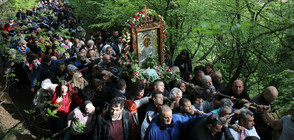 Хиляди вярващи се включиха в литийното шествие в Бачковския манастир (СНИМКИ+ВИДЕО)