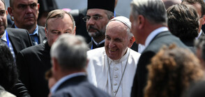 Папата наруши протокола, разговаря с хората пред "Ал. Невски" (ВИДЕО+СНИМКИ)