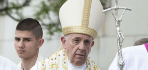 КРАЙ НА ВИЗИТАТА: Папа Франциск излита от София за Скопие