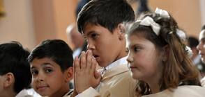 Папа Франциск даде първо причастие на 250 деца в Раковски (ВИДЕО+СНИМКИ)