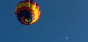 Балон с трима души се заклещи в скали в Родопите (ВИДЕО)