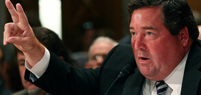 Губернатор се похвали на Тръмп с чорапи с неговия лик (СНИМКИ)