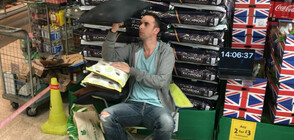 РЕКОРД НА ГИНЕС: Англичанин въртя възглавница на пръста си 18 минути (ВИДЕО)