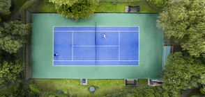 НЕСТАНДАРТНО: Един от кортовете на "Ролан Гарос" - в ботаническа градина (ВИДЕО)