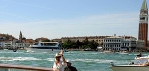 Брад Пит подремва във водно такси във Венеция