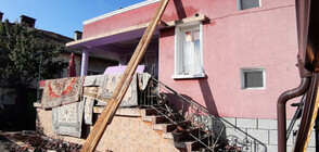 СЛЕД МЪЛНИИТЕ: Къща в Казанлък остана без покрив