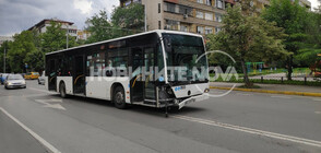 Автобус помете две коли на кръстовище в София (СНИМКИ)