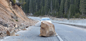 Огромна канара, паднала насред магистрала, става туристическа забележителност