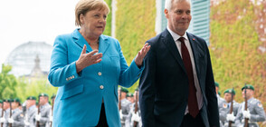 Ангела Меркел отново в конвулсии на официално събитие (ВИДЕО)