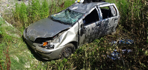 Лек автомобил излетя от АМ "Струма", трима души са пострадали (СНИМКИ)