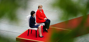 Заради тремора: Меркел седи при изпълнение на национални химни (СНИМКИ)