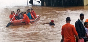 Спасиха с хеликоптери близо 700 души от влак при наводненията край Мумбай (ВИДЕО+СНИМКИ)