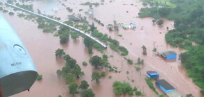 Спасиха повече от 1000 пътници от влак, попаднал в наводнение в Индия