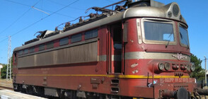 Обгорял кабел спря бърз влак с 80 пътници