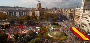 Хиляди на марш в Барселона срещу независимостта на Каталуния (СНИМКИ)